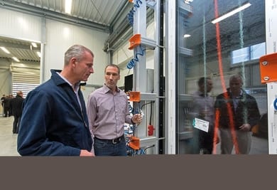  Dr. Peter Mrosik, propriétaire et PDG de Profine (à gauche), avec Thomas Schuster, responsable de l'atelier, sur un banc d'essai récemment installé.